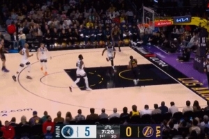 打了近5分钟湖人才开张！东契奇反击击地妙传 斯玛特跟进上空篮