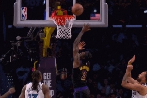 穿针引线！东契奇送妙传 范德比尔特空中接力放篮得手