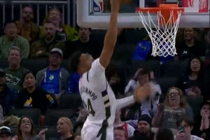 无大碍！字母哥突破上篮时轻微崴脚 随后自扣自补后表情略痛苦