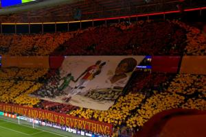 加拉塔萨雷球迷打出TIFO致敬奥斯梅恩已逝的母亲，后者激动落泪