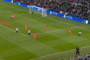 丢球大锅？阿劳霍前场抽筋爬回场内被裁判制止，小跑回防站住看戏