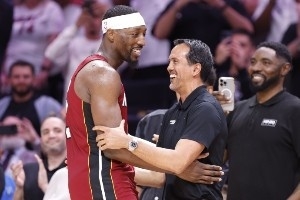 致敬科比时请尊重阿德巴约 美媒：科比也是对阵弱队&有刷数据嫌疑