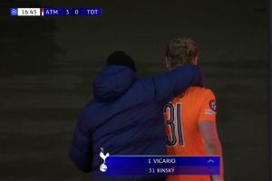 小伙快哭了！金斯基第17分钟被换后直接进通道 工作人员赶去安慰