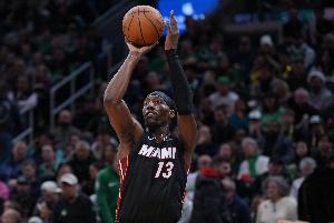 解说：都在说阿德巴约刷 其实张伯伦100分那场也是刷的