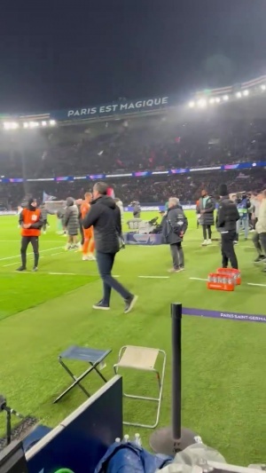 沮丧！约恩森赛后最初离场，桑切斯说服其回到球场内参与谢场