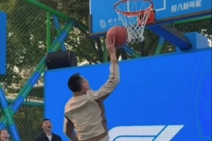 五大囧！杨鸣接阿隆索传球 篮下finger roll转了出来