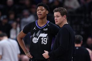 先展示实力再输球！爵士一度领先18分&最多落后22分 最终输17分