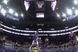 动作不小！森萨博撞翻布伦森 被吹一级恶意犯规