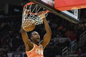 很强硬！莫布里顶翻大瓦格纳起飞暴扣 可惜加罚又丢了