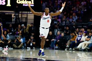 抢断鬼手！邓恩半场得到3分1篮板5助攻4抢断 正负值+16