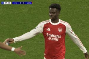 棍哥上来冲一冲！萨卡第60分钟被换下场，马杜埃凯替补登场