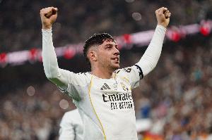 欧冠淘汰赛上演帽子戏法，巴尔韦德是中场球员第二人