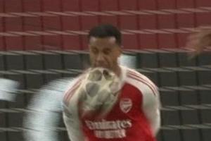 太勇敢了！加布里埃尔用脸挡住对手射门，这下看着都疼