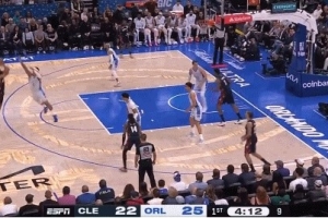 这不是3+1？哈登弧顶单挑班凯罗三分命中被后者扑倒没吹