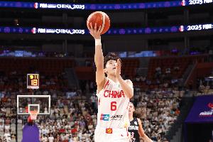 里突外投！杨舒予半场6中3拿到7分 三分2中1