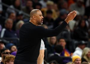 乌度卡：我们没能保持专注让我有些失望 球员因投不进而垂头丧气