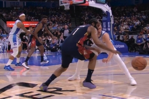 哈登持球被大瓦格纳干扰出界&裁判吹魔术球权 骑士挑战成功