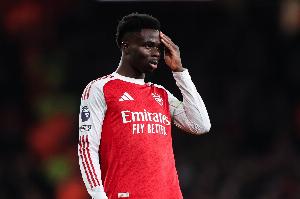 续早了？24岁萨卡表现糟糕60分钟被换，枪手上个月顶薪续约至2031