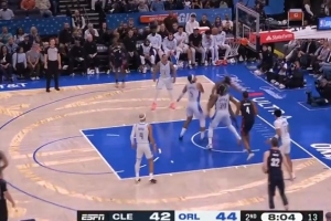 小打大！哈登单挑班凯罗 倚住防守左路突击上篮打中