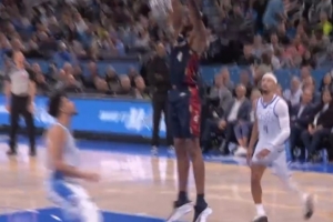 探囊取物！施罗德送吊传 莫布里接球转身空篮扣进打停魔术