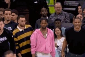 年轻人真猛啊！新秀克利福德突破单臂隔扣蒂尔曼 国王替补席兴奋