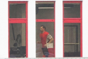 德媒：拜仁门将诺伊尔今天在健身房进行了恢复性训练