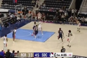 队友舒服了！杨瀚森助攻并挡住身位&肯特轻松上篮得分