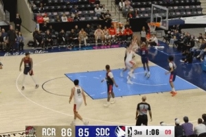 太轻松！杨瀚森背身单打 碾到篮下转身再中一球