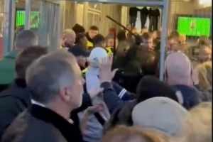 太阳报：维拉球迷与法国警察冲突，疑似遭到殴打甚至电击