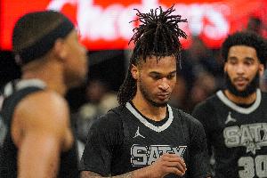 差的可是不少！掘金半场三分球20中4&马刺27中11 单项输21分