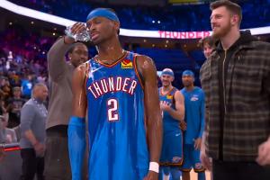 我就宠着你们吧！亚历山大被幼稚队友浇水 一记斜眼说明一切