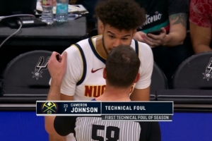 本赛季首T！卡梅隆·约翰逊拉拽加推卡斯尔犯规 回放补吹技术犯规