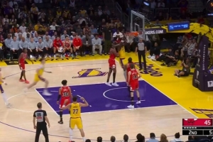 硬气一把！里夫斯找节奏传篮下 艾顿接球顶着两人暴起锤扣！