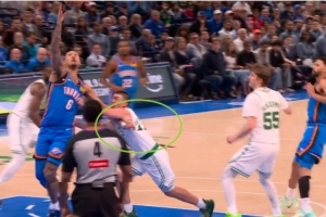 火眼金睛！杰林威不沉球上篮2+1 绿军挑战成功&杰林威先进攻犯规