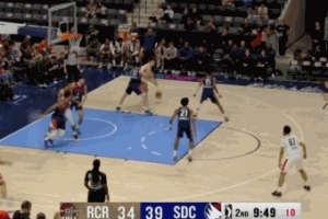 这球卡位卡得好！泰森突破抛投不中 杨瀚森奋力补篮单臂捅进！