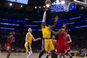 这老头！詹姆斯顺下接球起飞暴扣 随后又来进攻板衔接的2+1