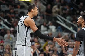 卡斯尔：文班缺阵的影响确实有 我们得学会他不在时也能防住对手