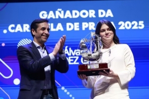 皇马边卫卡雷拉斯获得银卡拉贝尔奖，姐姐保拉代他出席领奖