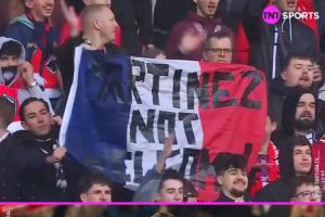 又添一笔账！里尔球迷狂嘘大马丁，拉横幅称“不欢迎”