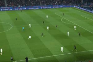 自信过头？约恩森两次潇洒过掉巴黎逼抢球员，随后失误送大礼