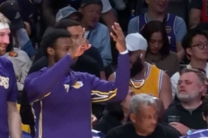 为你骄傲！老詹顺下暴扣 布朗尼比出象征老爸年龄的“41”手势