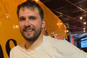 就差一助！东契奇调侃：没三双都是八村的错 他故意投丢最后一球