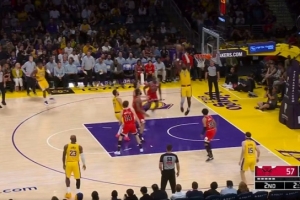 就是找你！东契奇抛传再次助飞艾顿空接扣篮得分