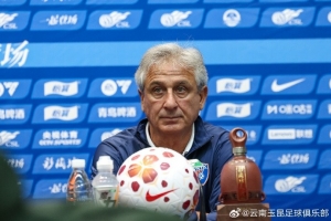 中超第二轮赛前新闻发布会，云南玉昆主教练乔迪携队员布尔克出席