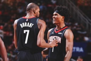 40分钟组合！火箭官方发布赢球海报：杜兰特和阿门成为封面人物