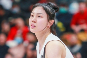 被提上首发但出战时间不长！张茹首发8分钟 4中1拿2分3板2助1断