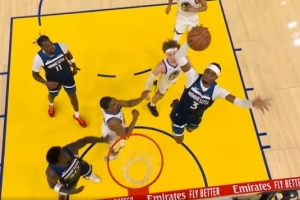 一飞冲天！里德抢断反击 麦丹接球起飞滑翔单臂暴扣