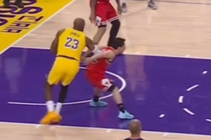 G联盟官方：看看1米7的河村是如何防守2米06高/113公斤重的詹姆斯