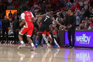 给机会！德章泰·穆雷踩线失误 白白将球权送给火箭