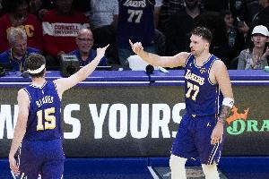 东契奇&里夫斯单赛季均砍50+队史第二组！另一组是logo贝勒拉鲁索